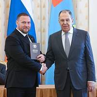 Сергей Лавров вручил диплом новгородскому ветерану СВО Андрею Павлову